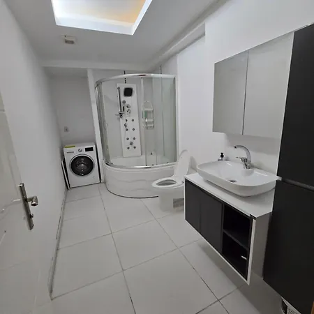Bueyuek Guezel Muekemmel Bir Appartement Istanboel